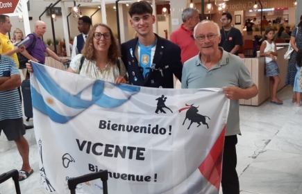 Vicente d'Argentine, accueilli à l'aéroport de Bordeaux par sa mère d'accueil rochelaise et le rotarien Jean-Claude